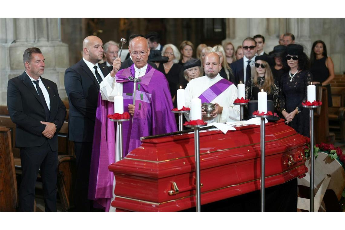 Dompfarrer Toni Faber segnet Lugners Sarg im Stephansdom.