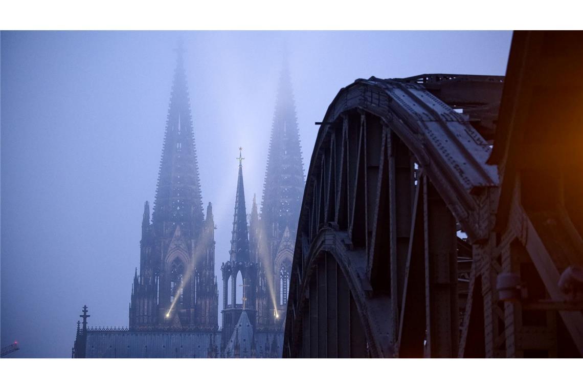 Domspitzen im dichten Nebel.