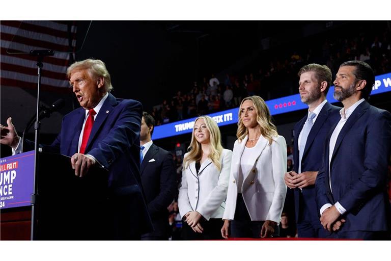 Donald Trump in Grand Rapids –  flankiert von seinen Kindern Tiffany (rechts hinter ihrem Vater), Eric und Don jr. (rechts) und seiner Schwiegertochter Lara.