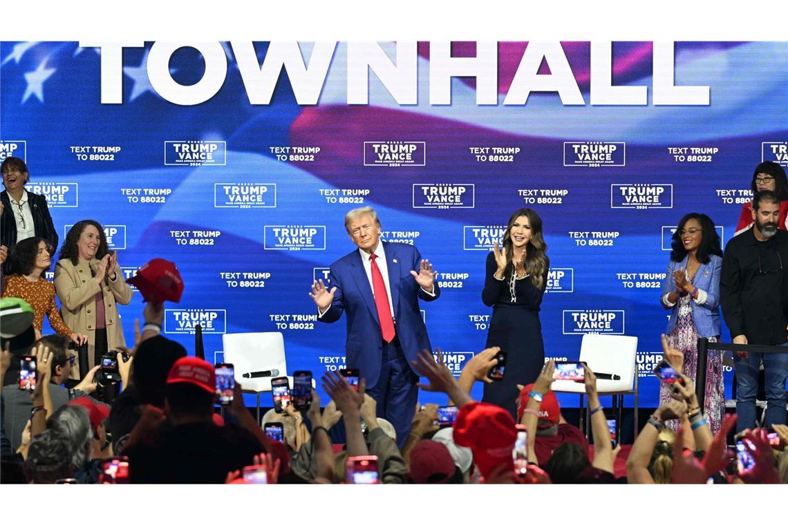 Donald Trump mit der Moderatorin des Abends, South Dakotas Gouverneurin Kristi Noem.