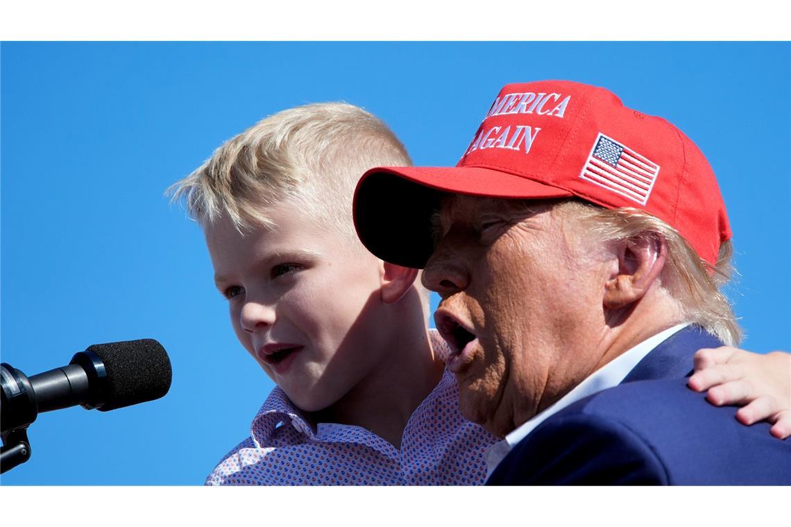 Donald Trump mit seinem Enkel Luke bei einer Wahlkampfrede im besonders umkämpften US-Bundesstaat North Carolina.