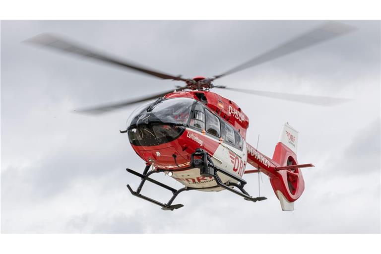 Drei Kinder und eine erwachsene Frau galten nach dem Unfall zunächst als lebensgefährlich verletzt und wurden per Hubschrauber in Krankenhäuser gebracht. (Illustration)