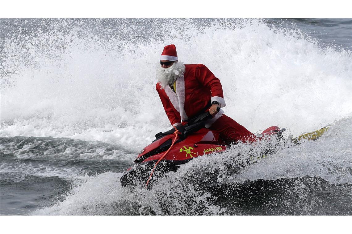 Drei Stand-up-Paddlern eilte der Nikolaus zu Hilfe.