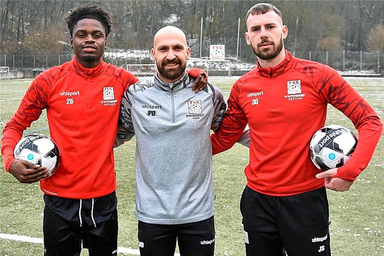 Dreifache Backnanger Verstärkung fürs zweite Halbjahr: Angreifer Muhamad Sanyang, Neu-Trainer Pavlos Osipidis und Mittelstürmer Gentian Lekaj. Foto: Tobias Sellmaier