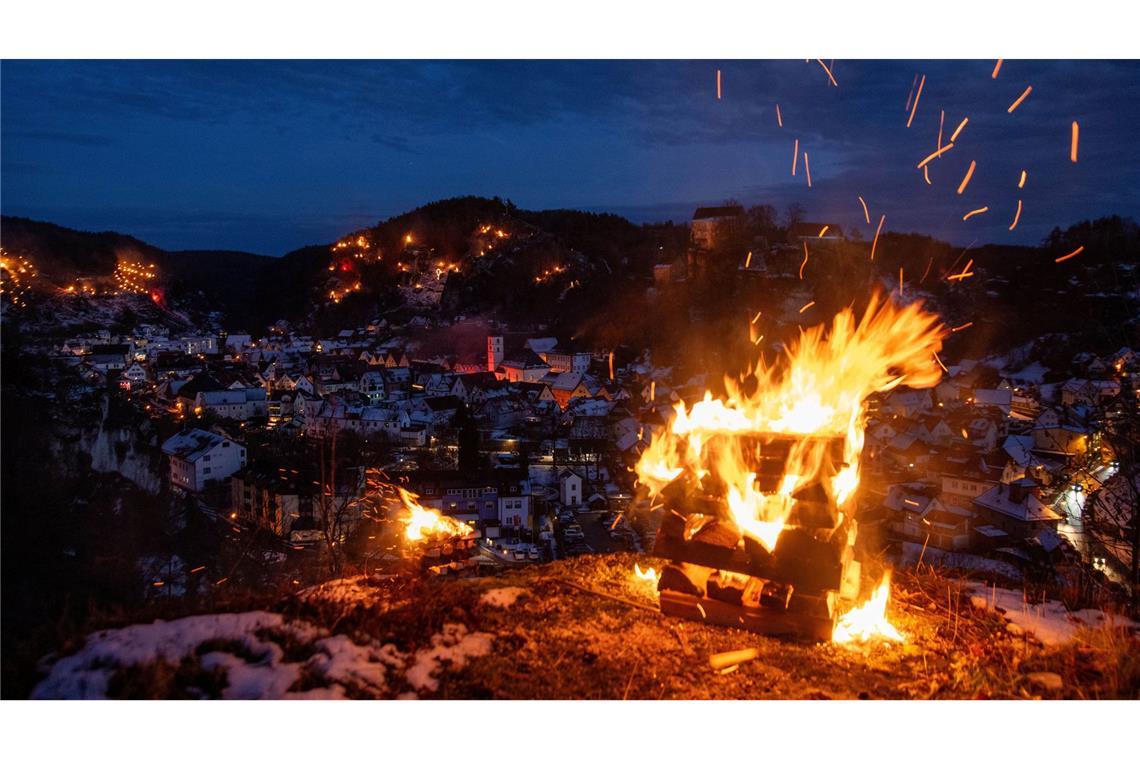 Dreikönigstag in Flammen: Bergfeuer in Pottenstein ziehen Tausende an