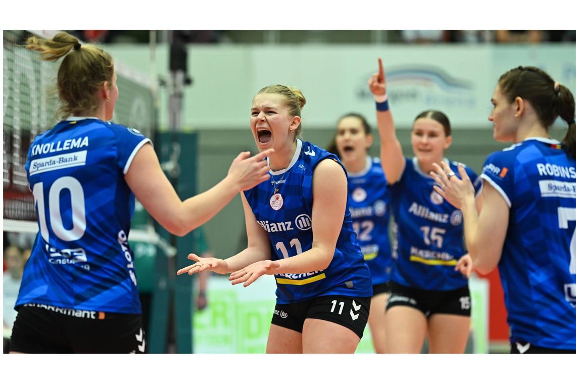 Dritter Sieg im dritten Spiel in einer Woche: Die Volleyballerinnen von Allianz MTV Stuttgart um Pauline Martin (Nr. 11)  jubeln auch in Dresden.