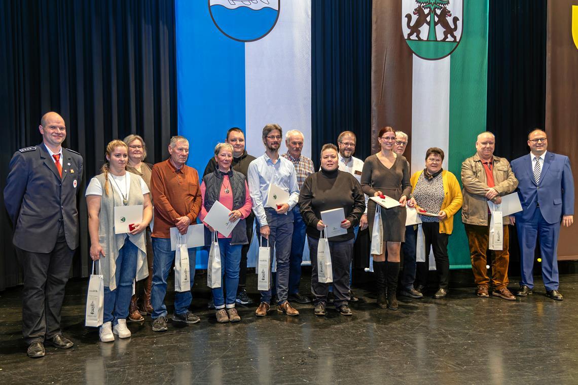 DRK-Bereitschaftsleiter Philipp Wolff (links) und Bürgermeister Armin Mößner (rechts) haben die Blutspenderinnen und Blutspender ausgezeichnet. Foto: Stefan Bossow