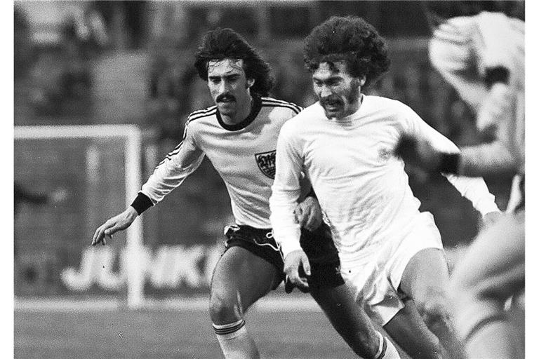 Duell vor bald 50 Jahren: der VfB-Spieler Roland Mall (links) verfolgt den Weltstar Paul Breitner von Real Madrid.