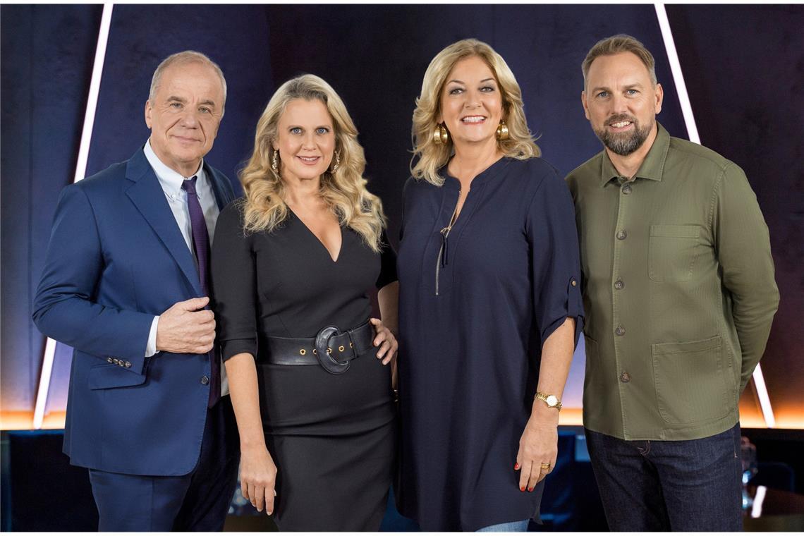 Durch die NDR Talk Show führen heute Hubertus Meyer-Burckhardt (l.) und Bettina Tietjen (2.v.r.). Das Team wird in anderen Sendungen von Barbara Schöneberger (2.v.l.) und Steven Gätjen (r.) ergänzt.