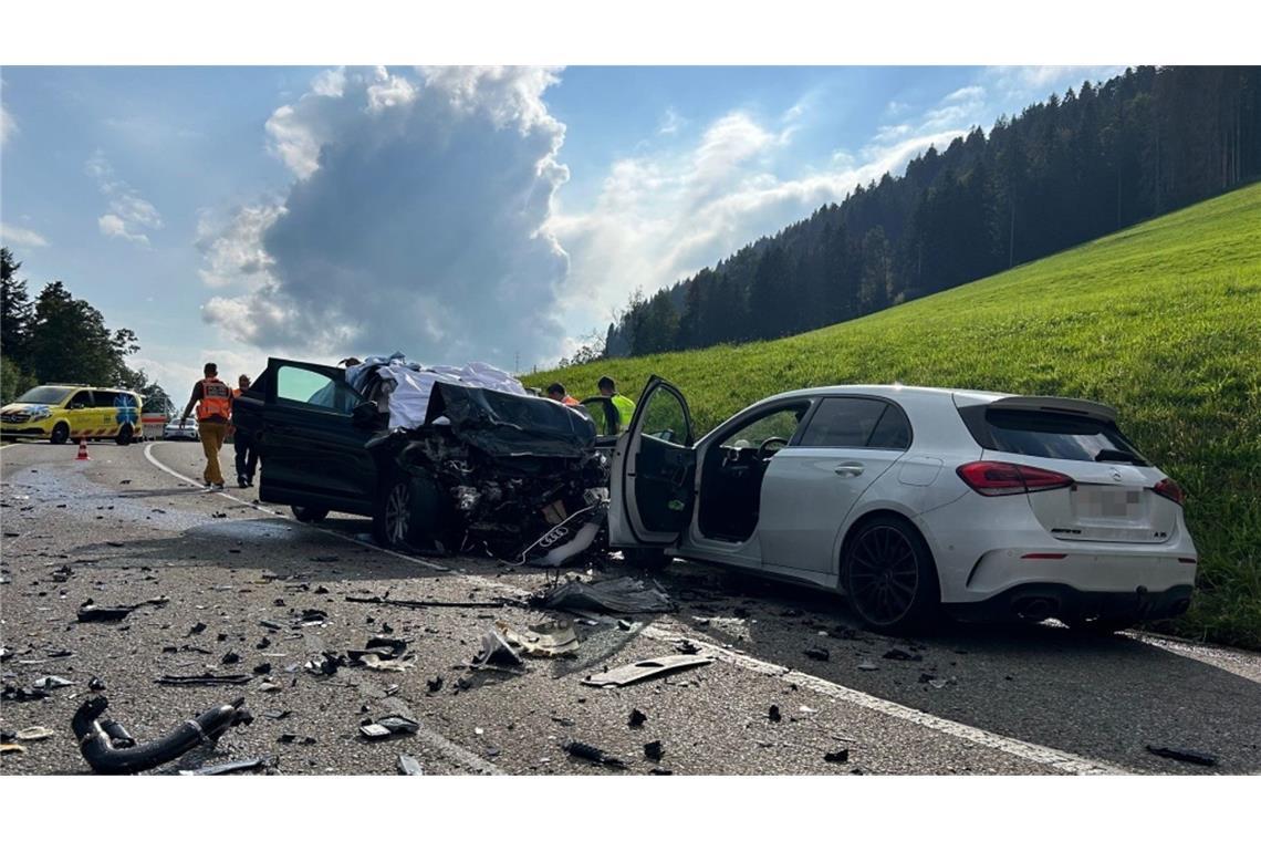 Durch die Wucht der Kollision wurde das Auto der Deutschen in die Gegenrichtung und dort frontal gegen das Auto einer 49-jährigen Frau geschleudert.