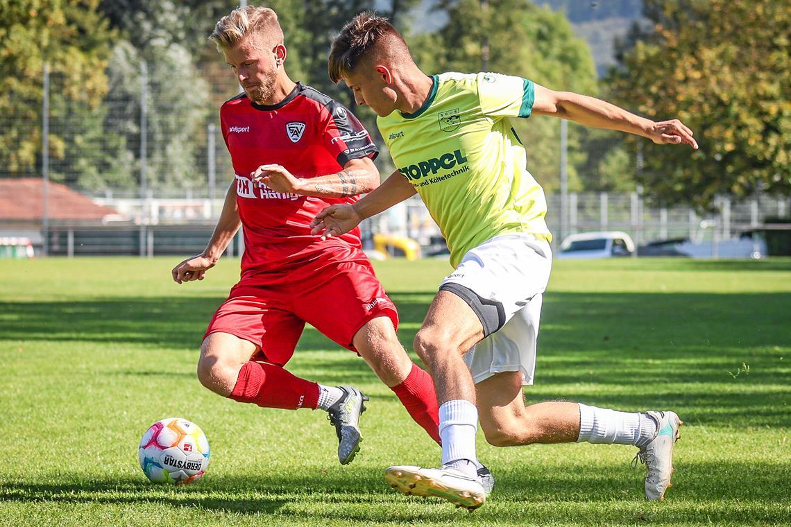 Dustin Condello (links) und der SV Allmersbach haben bisher die Nase klar vor Moritz Stoppel und der SGOS. Im Kampf um die Qualifikation für die neue Bezirksliga haben aber beide Klubs beste Chancen, wobei der SVA sogar ein noch höheres Ziel erreichen kann. Foto: Alexander Becher