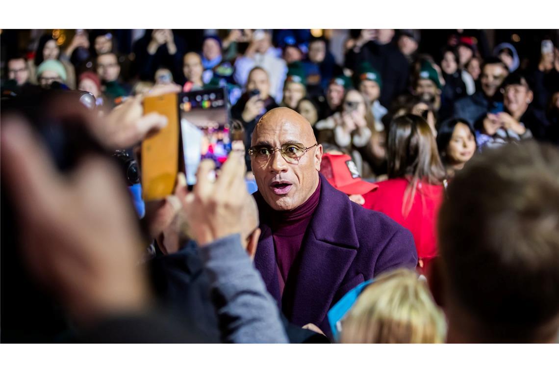 Dwayne Johnson ließ sich von Fans fotografieren.