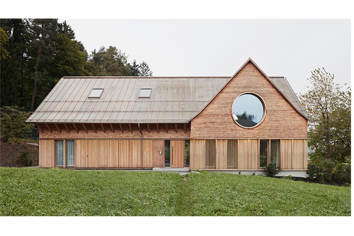 Ebenfalls  für das Buch  ausgewählt wurde ein in unserer Zeitung vorgestelltes Haus von Innauer Matt Architekten aus dem Vorarlberg.