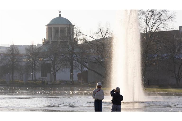 Eckensee in Stuttgart: In Baden-Württemberg wird am ersten Weihnachtsfeiertag viel Sonnenschein erwartet (Archivfoto).