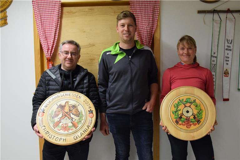 Edith Heinz (von rechts) gewinnt in diesem Jahr das Neujahrsschießen in Karnsberg. Übergeben wurde die Scheibe vom Vorsitzenden Alexander Stein, der Zweite Vorsitzende Christoph Glania, Gewinner des Neujahrsschießens 2024, bekam seine Scheibe. Foto: Elisabeth Klaper