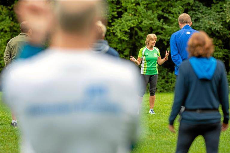 Egal ob beim Aufwärmen, auf der Strecke oder beim Ausdehnen: AOK-Sportpädagogin Brigitte Würfel hat stets gute Tipps parat. Foto: A. Becher