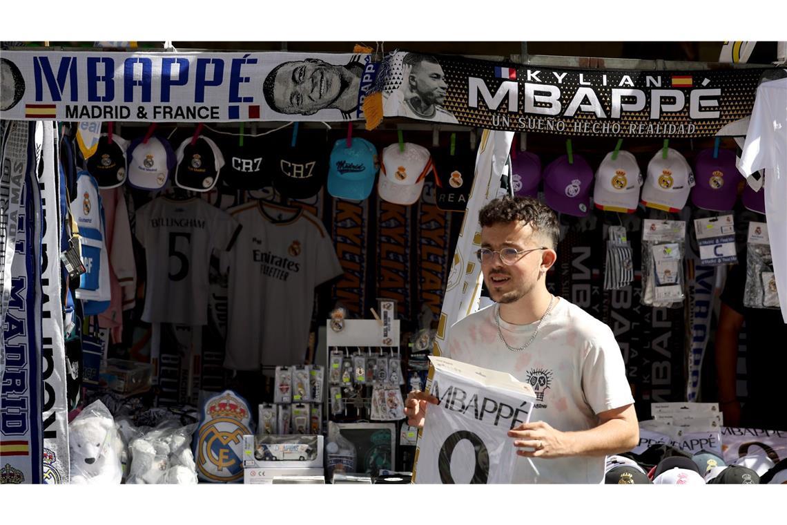 Egal ob Trikto, Schal oder Cappy – bei den Fanständen vor dem Stadion werden alle Mbappé-Fans fündig.