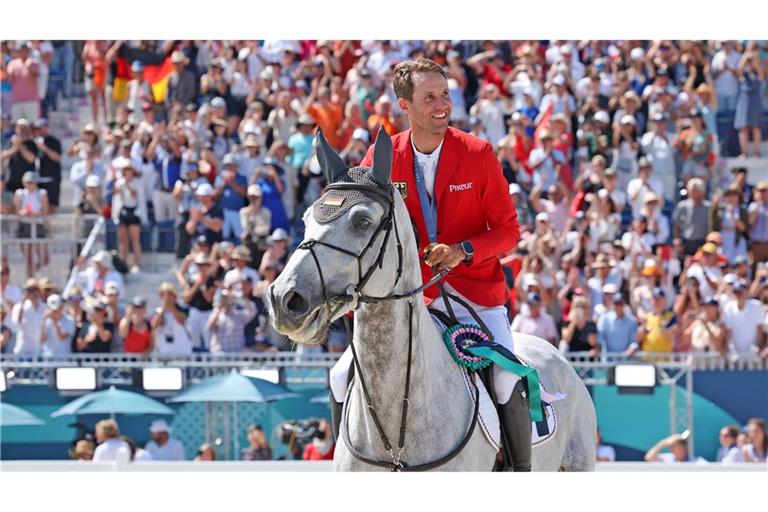 Ehrenrunde mit Goldmedaille: Christian Kukuk  mit Pferd Checker bei den Olympischen Spielen in Paris am Dienstag.