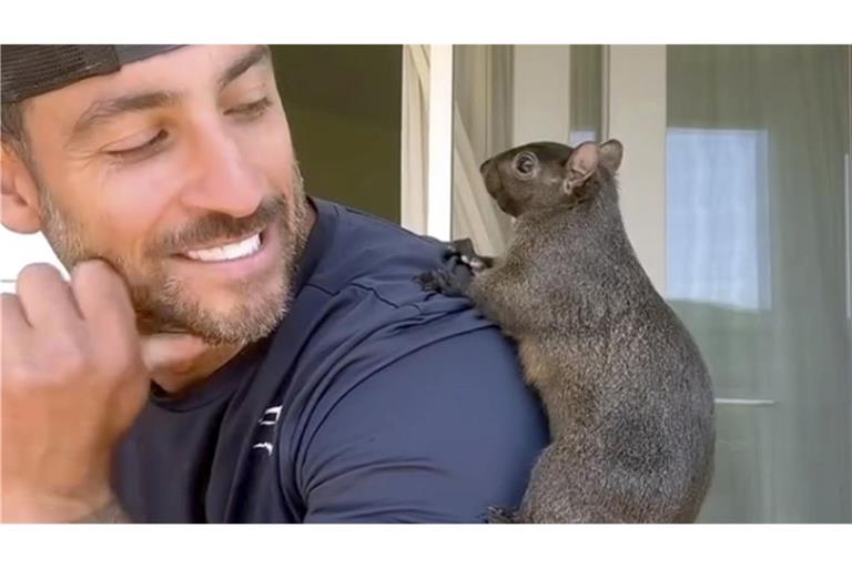 Eichhörnchen Peanut und sein Besitzer Mark Longo.