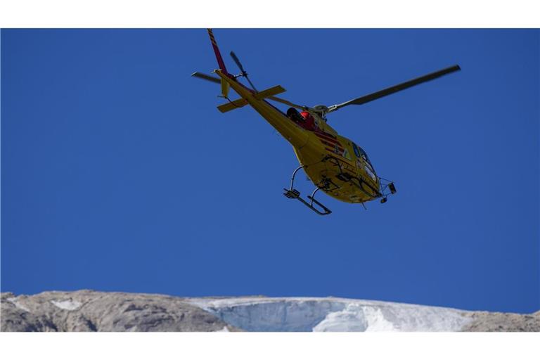 Ein 13-jähriger Bub kam nach Polizeiangaben mit einem Schrecken und nur leichten Verletzungen davon: Ein Rettungshubschrauber rettete den Jungen aus einem Fluss, nachdem er von der Strömung mitgerissen worden war.(Symbolbild)