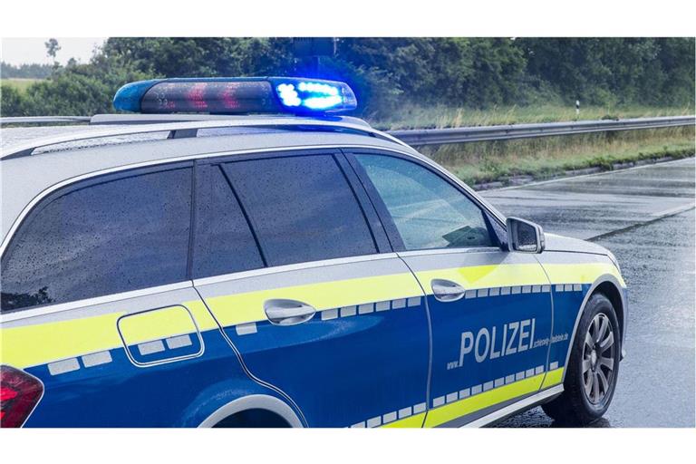 Ein 32-jähriger Polizist ist bei einem Einsatz von einem Auto erfasst worden.