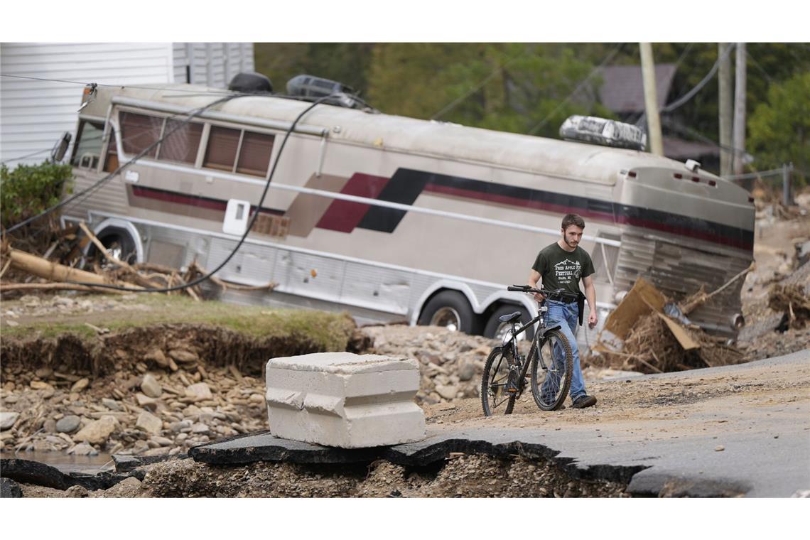 Ein Anwohner geht nach dem Hurrikan „Helene“ in Pensacola (North Carolina), zu seinem völlig verwüsteten Haus.