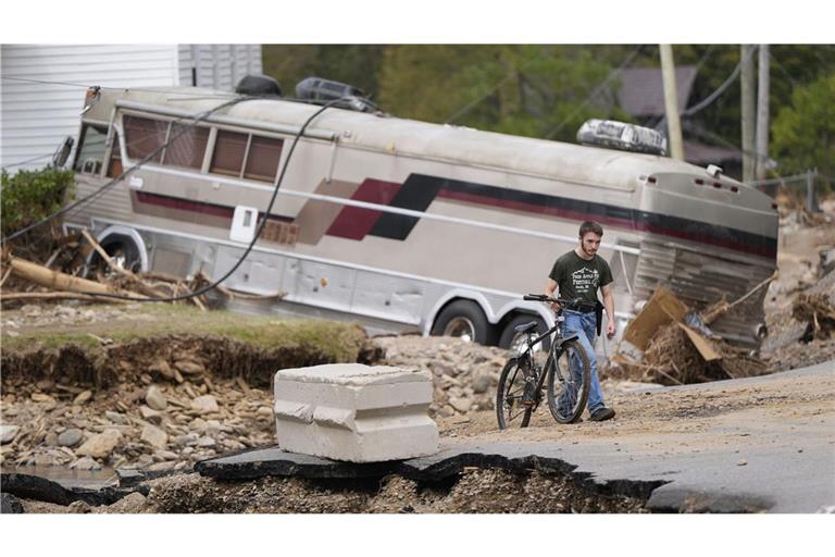 Ein Anwohner geht nach dem Hurrikan „Helene“ in Pensacola (North Carolina), zu seinem völlig verwüsteten Haus.