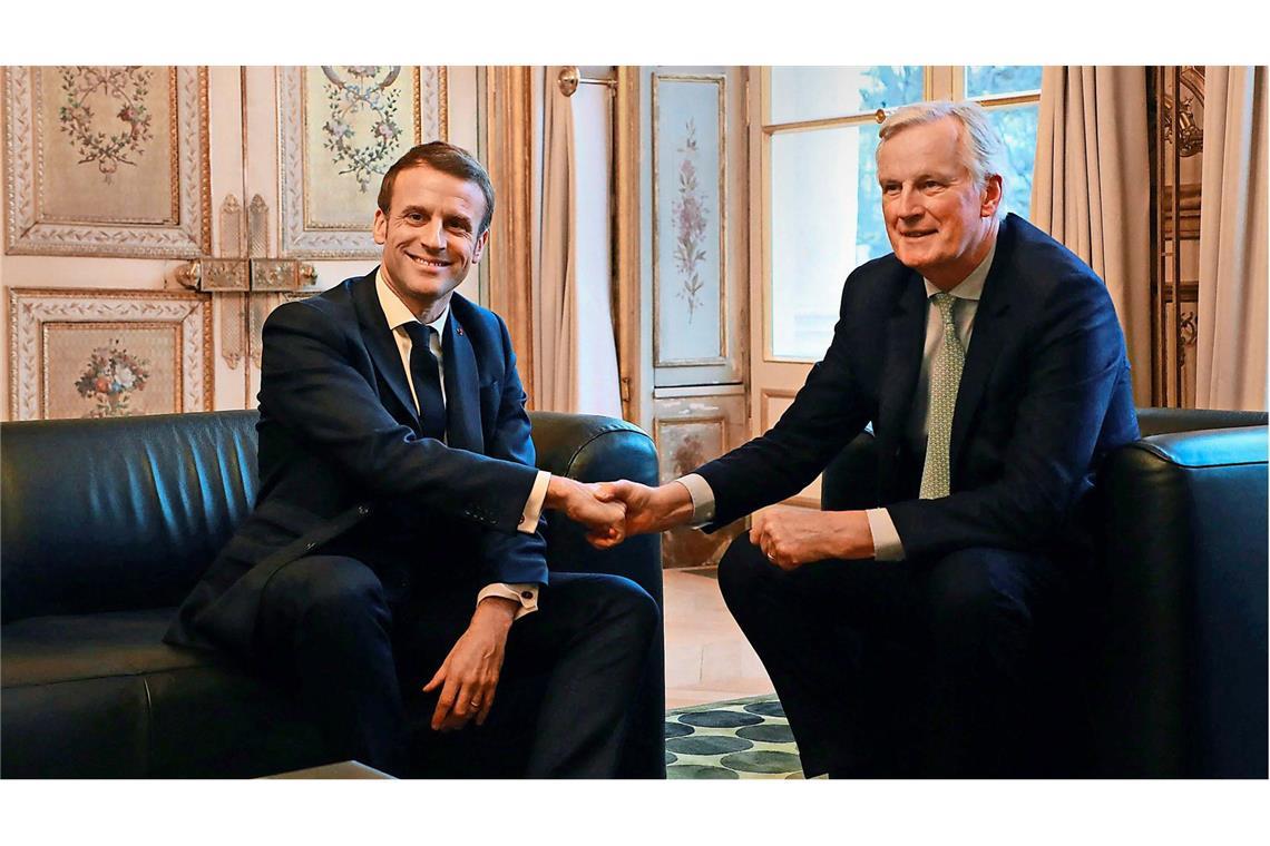 Ein Archivbild aus dem Jahr 2020: Michel Barnier (re.), damals Brexit-Chefunterhändler der EU, besucht Emmanuel Macron im Pariser Elysee-Palast.