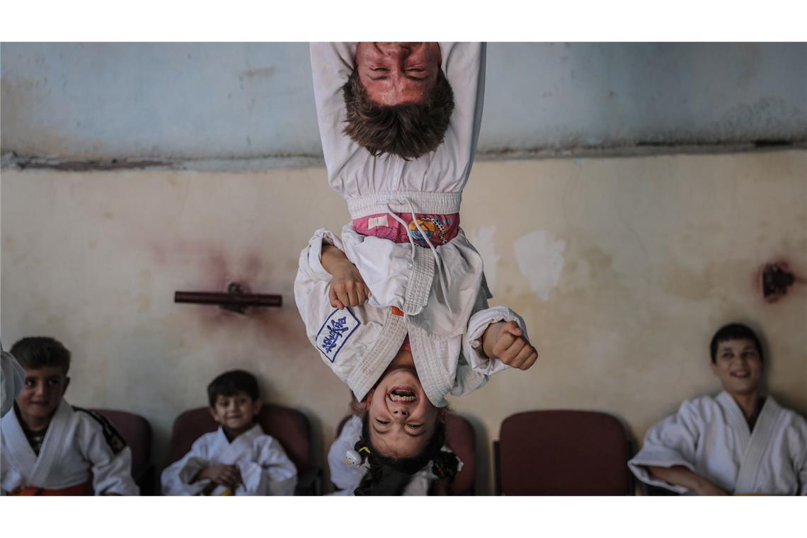 Ein ausgezeichnetes Bild von Anas Alkharboutli, das einen Karate-Kurs für Kinder in einer Schule im Dorf Aljiina zeigt.