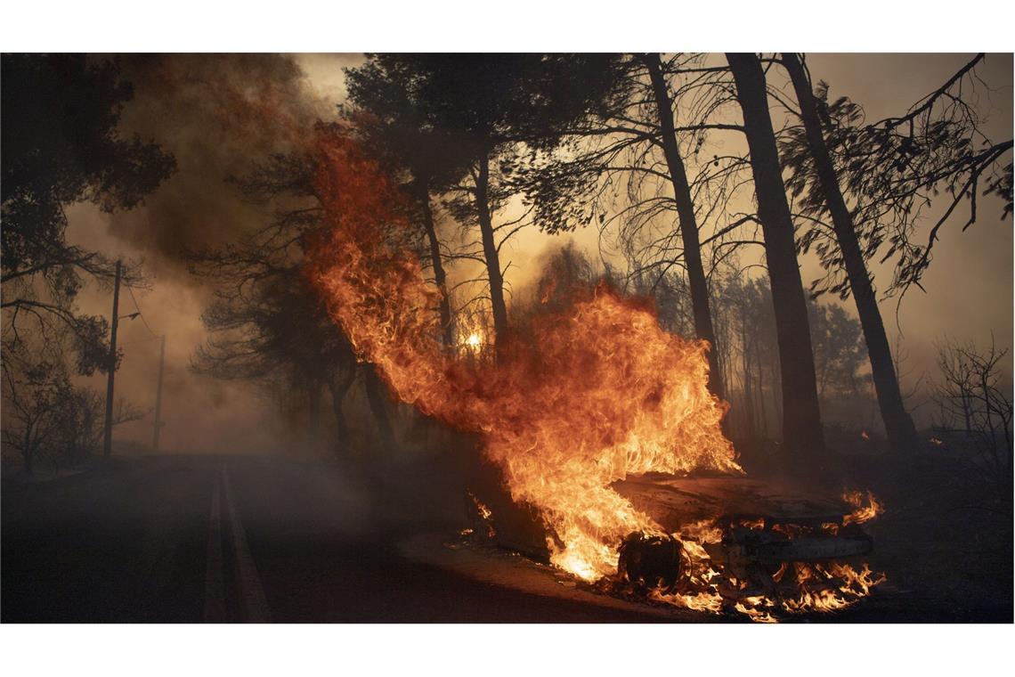 Ein Auto brennt während eines Waldbrandes im Dorf Varnava.