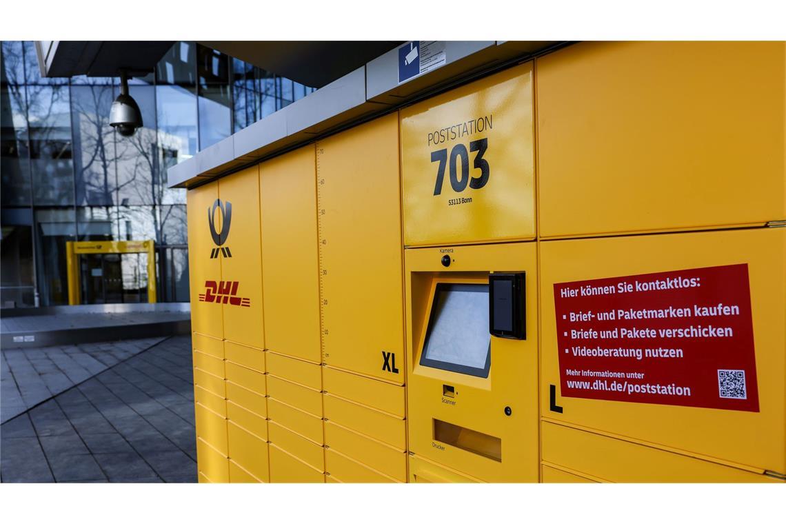 Ein Automat namens Poststation steht vor der Zentrale von DHL in Bonn.