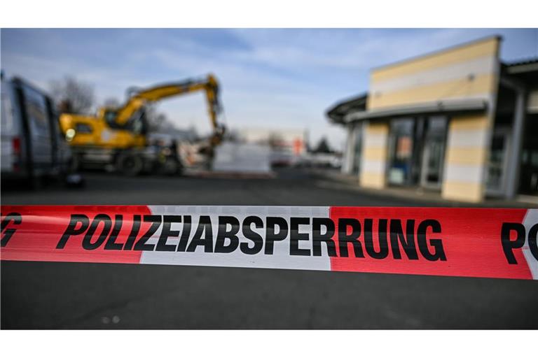 Ein Bagger steht nach einer Zerstörungsfahrt neben einem Autohaus in Tauberbischofsheim hinter einer Polizeiabsperrung. War das Motiv für die Tat ein persönliches? (Archivfoto)