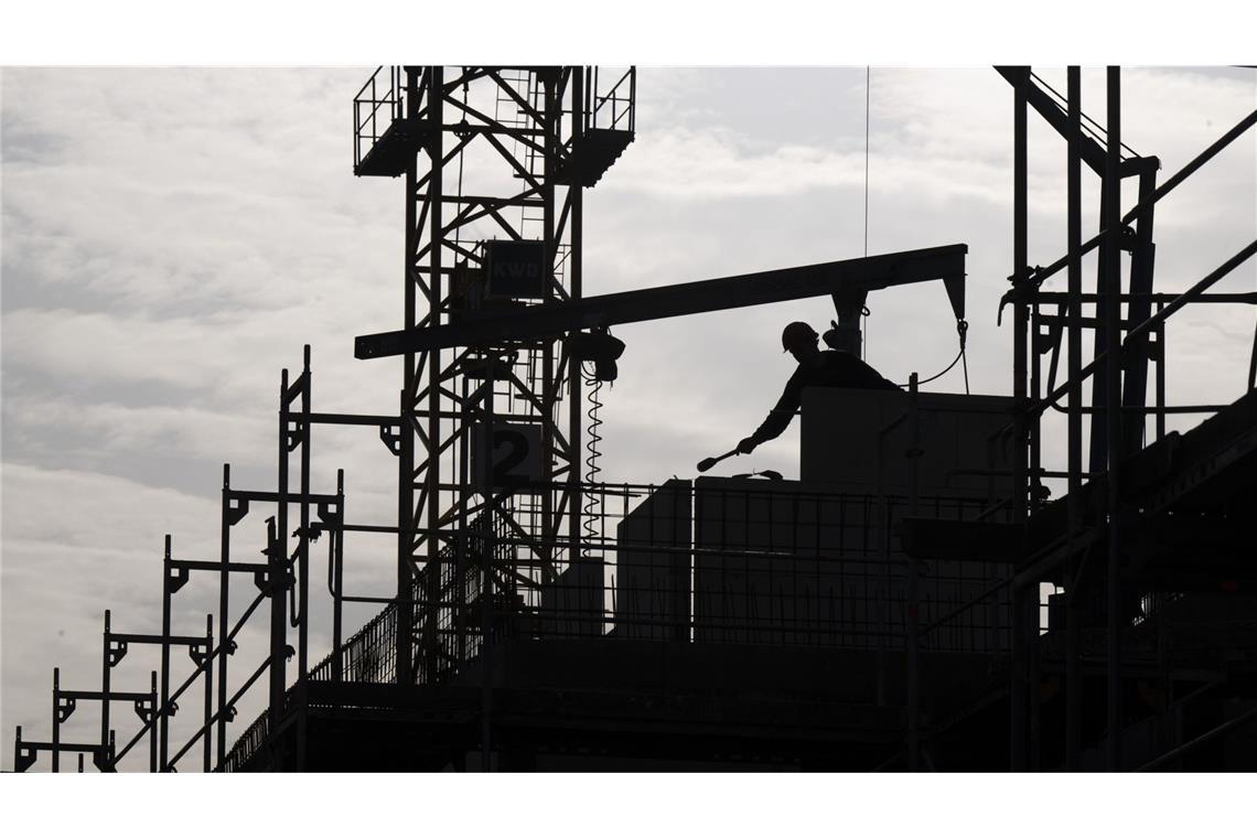 Ein Bauarbeiter arbeitet in Berlin auf einer Baustelle.