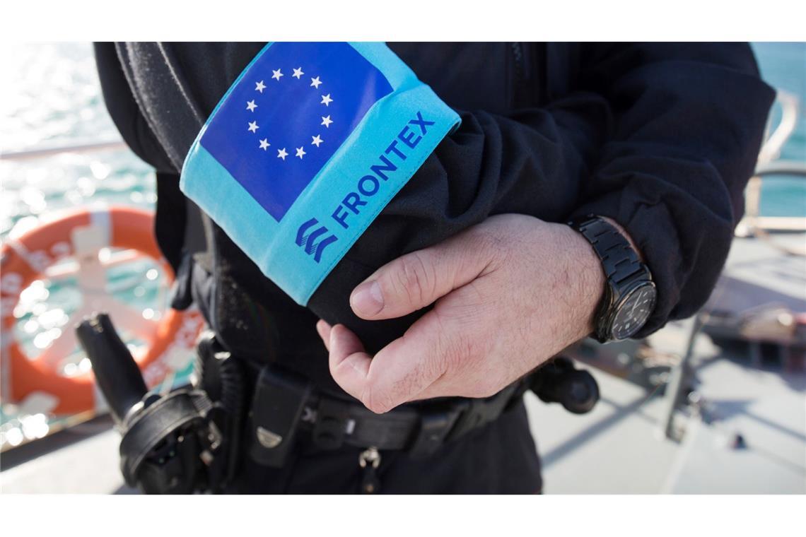 Ein Beamter der EU-Grenzschutzagentur Frontex, die 2024 deutlich weniger unerlaubte Grenzübertritte registriert hat als im Vorjahr. (Archivbild)