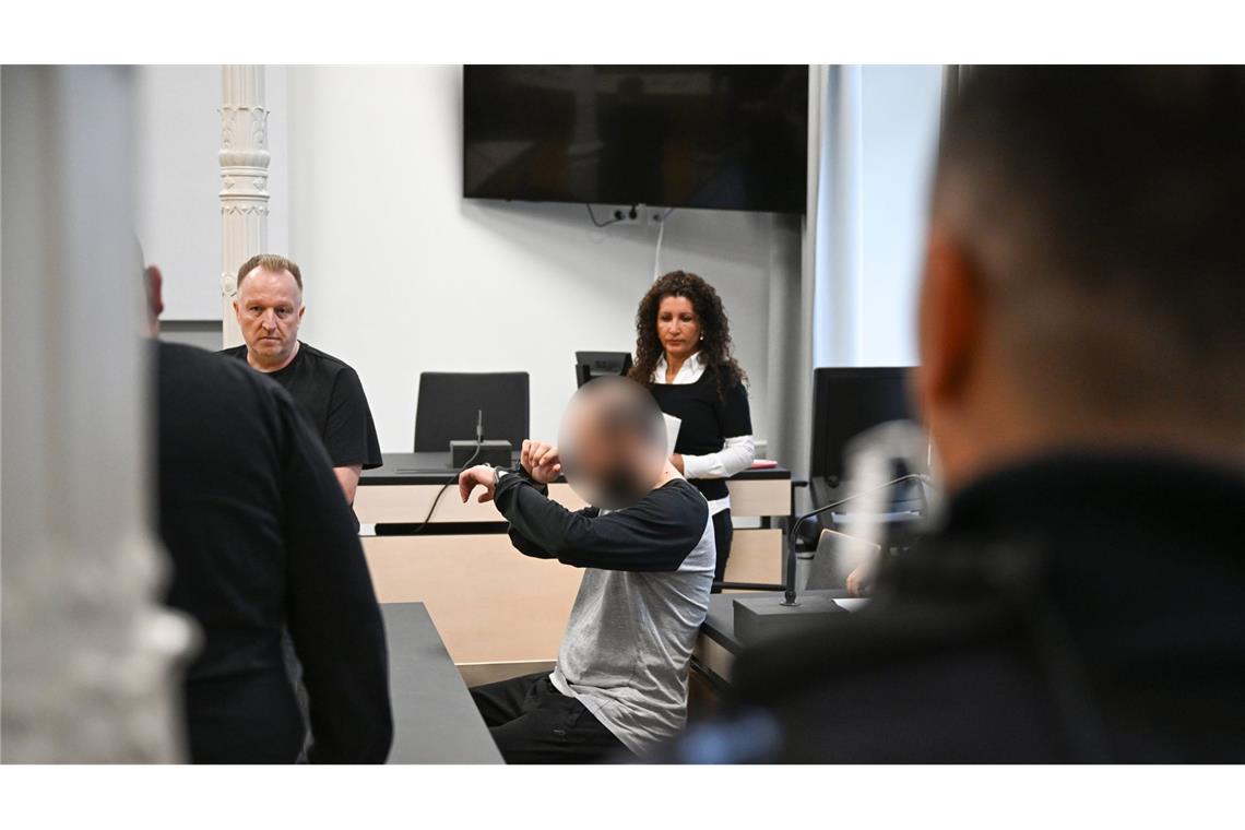 Ein Beschuldigter sitzt in Handschellen im Gerichtssaal. Dem Mann wird vorgeworfen, eine Vierjährige im Supermarkt mit einem Messer attackiert zu haben. (Archivbild)