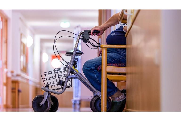 Ein Bewohner sitzt mit seinem Rollator auf einem Flur im Katholischen Alten- und Pflegeheim St. Nikolaus in Parchim (Mecklenburg-Vorpommern).