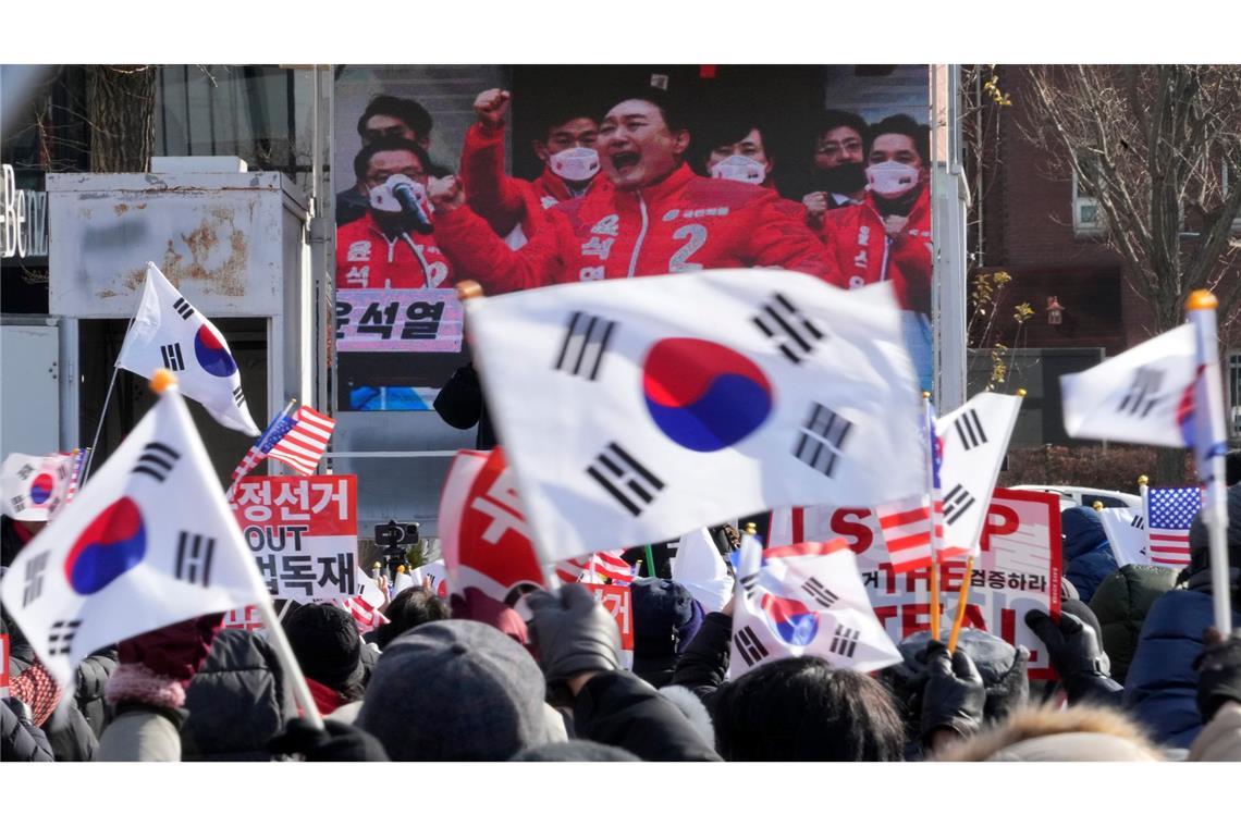 Ein Bezirksgericht in Seoul hat laut Yonhap den Haftbefehl gegen Yoon verlängert.