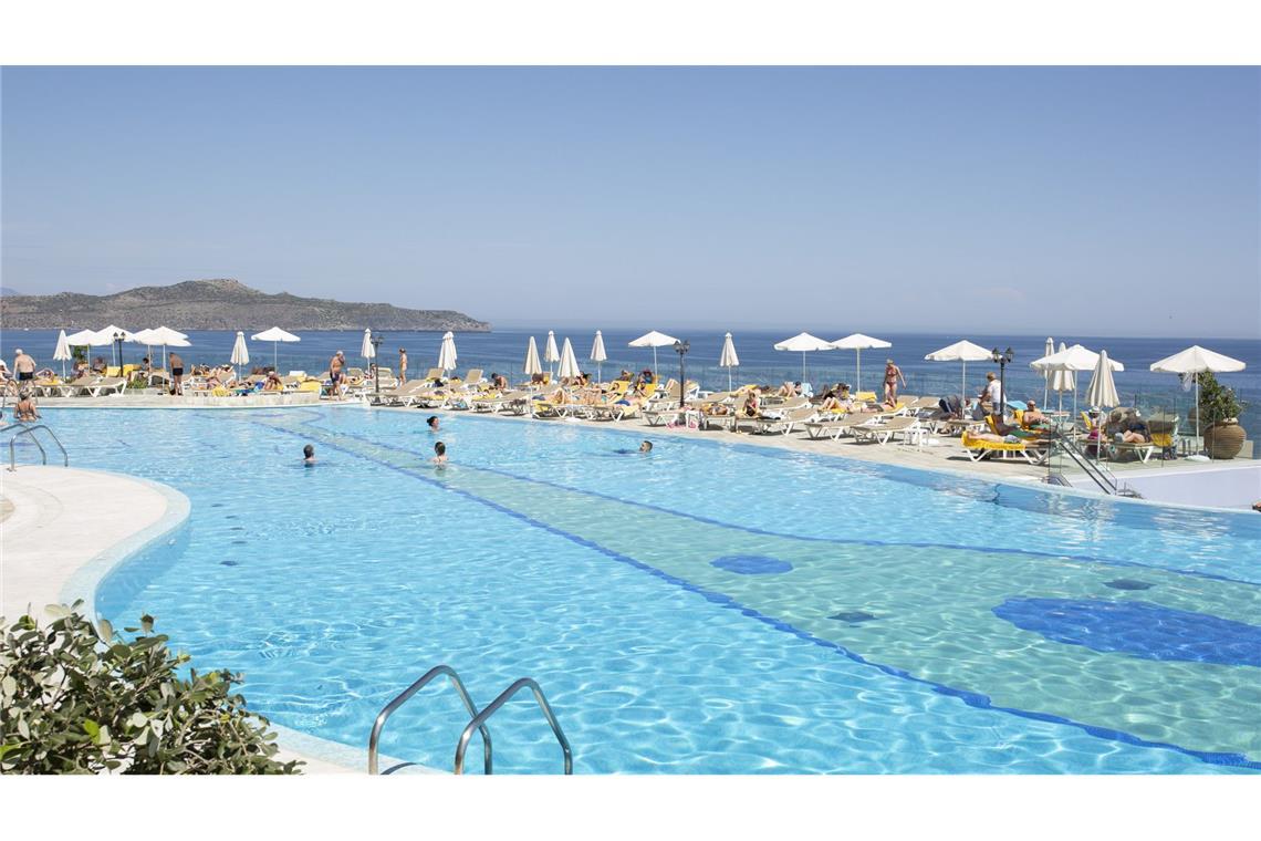 Ein Bild aus vergangenen Tage: Touristen genießen den Swimmingpool des Panorama-Hotels in Agia Marina, in der Nähe der Stadt Chania auf der Insel Kreta. Aktuell dominieren Brände den Westen Kretas.