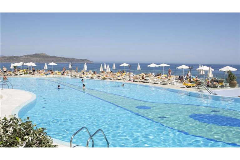 Ein Bild aus vergangenen Tage: Touristen genießen den Swimmingpool des Panorama-Hotels in Agia Marina, in der Nähe der Stadt Chania auf der Insel Kreta. Aktuell dominieren Brände den Westen Kretas.