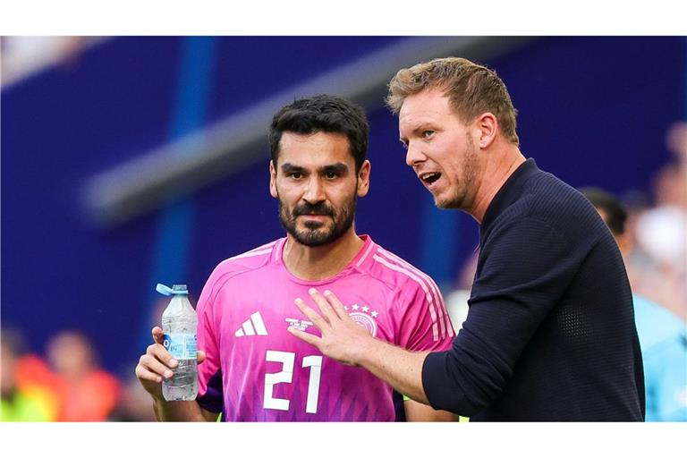 Ein Bild, das nun Vergangenheit ist: Bundestrainer Julian Nagelsmann und Kapitän Ilkay Gündogan im Gespräch am Spielfeldrand.