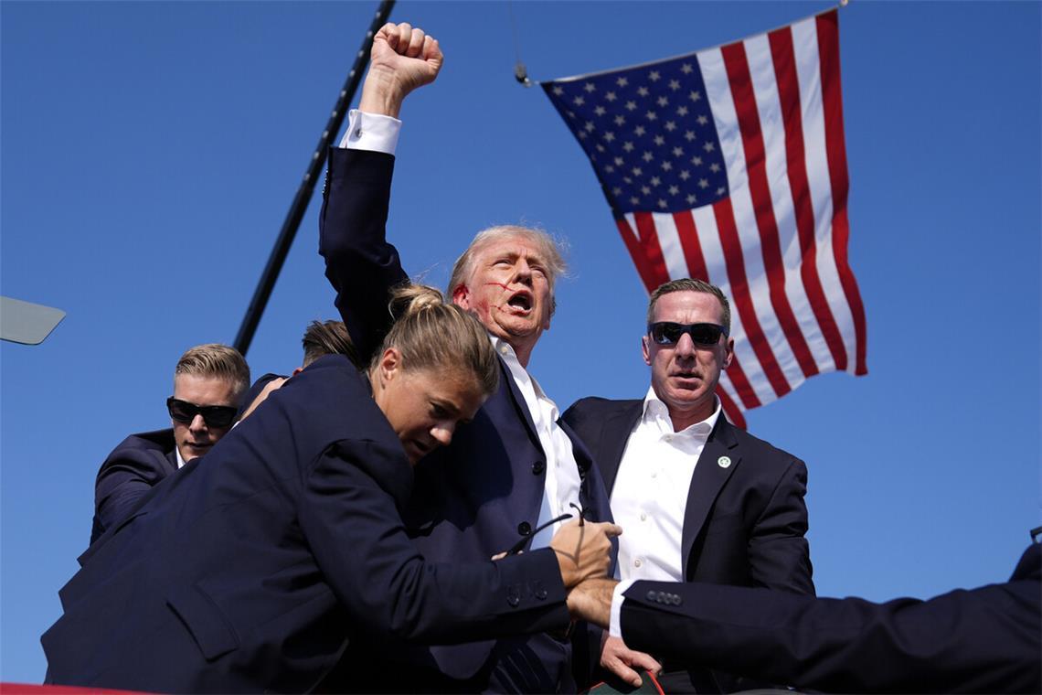 Ein Bild für die Geschichtsbücher: Trump nach dem Attentat auf ihn.