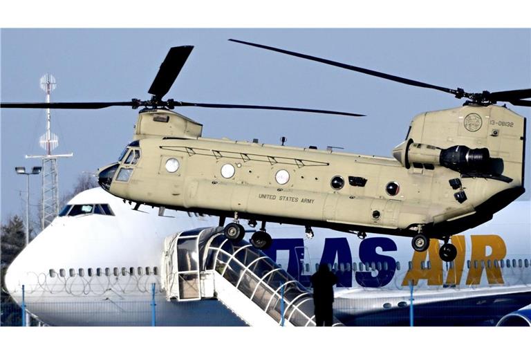 Ein Boeing CH-47 Chinook-Hubschrauber der US-Luftwaffe auf dem Flughafen in Jasionka. Die US-Soldaten trafen in Polen ein, nachdem das Pentagon die Verlegung zusätzlicher Truppen aus den USA nach Europa angekündigt hatte (Archivfoto).