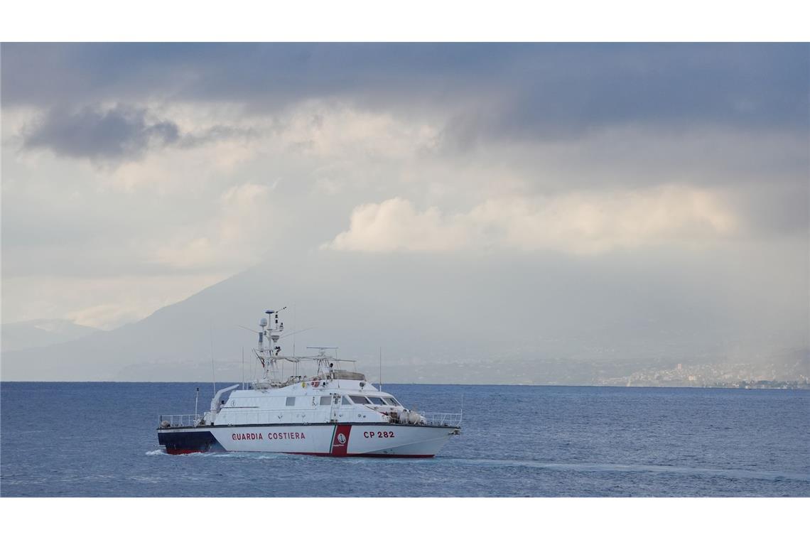 Ein Boot der italienischen Küstenwache bei den Bergungsarbeiten nach dem Untergang der Luxusjacht "Bayesian" vor Sizilien.