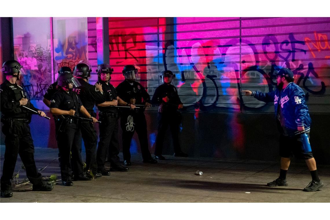 Ein Dodgers-Fan setzt sich mit der Polizei auseinander.