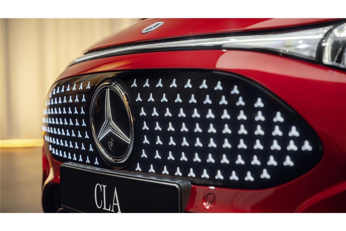 Ein E-Auto braucht keinen Kühlergrill – Mercedes hat sich dennoch dazu entschieden, ihn beizubehalten. Das Panel wird beleuchtet durch 142 LED-Sternchen.