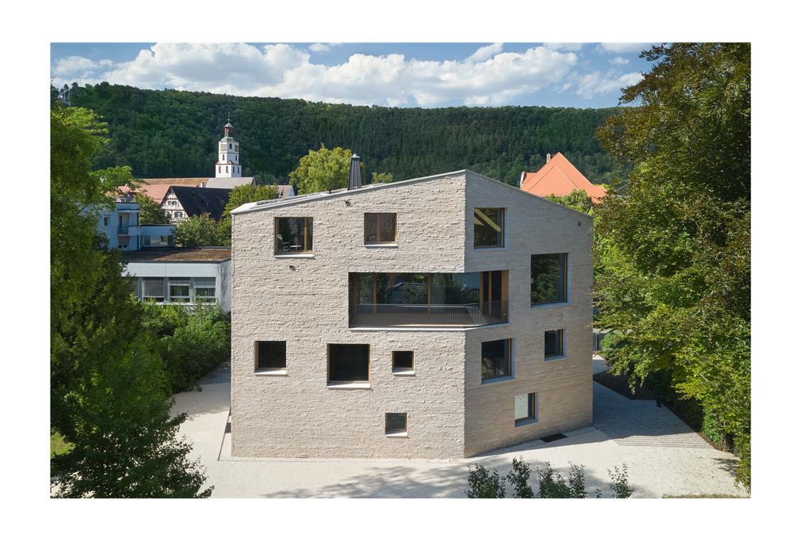 Ein Ehepaar wollte im Alter lieber wieder in der Stadt wohnen und ließ sich mitten in Blaubeuren auf der Alb ein Wohnhaus mit Muschelkalkfassade von den Architekten Berthold Braunger und Marcus Wörtz vom Büro Braunger Wörtz Architekten planen. Dieses Haus ist so flexibel geplant, dass es leicht in ein Mehrfamilienhaus umzubauen wäre.