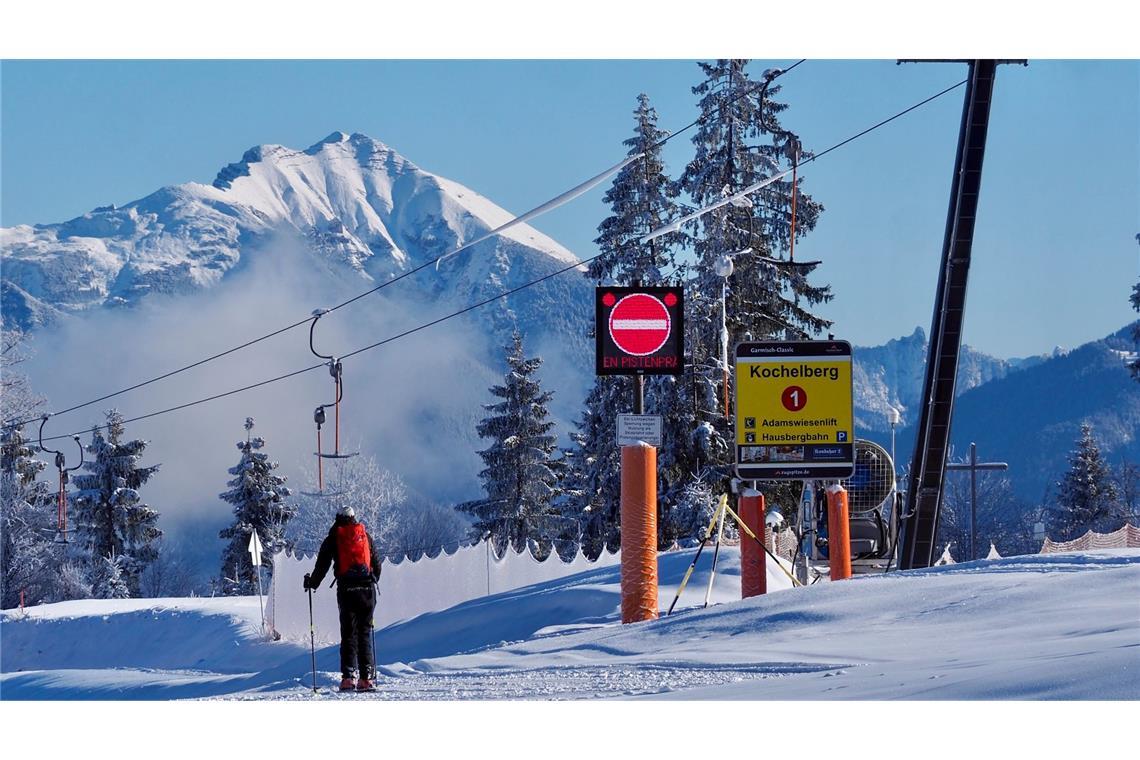 Ein einsamer Skitourengeher im noch nicht geöffneten Skigebiet von Garmisch-Partenkirchen. Nach zwei guten Wintern könnte die diesjährige Saison für die Urlaubsorte in den Alpen schlechter ausfallen.