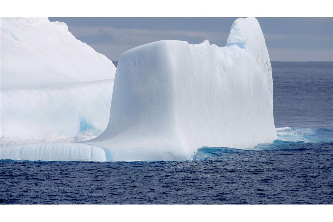 Ein Eisberg im Antarktischen Ozean