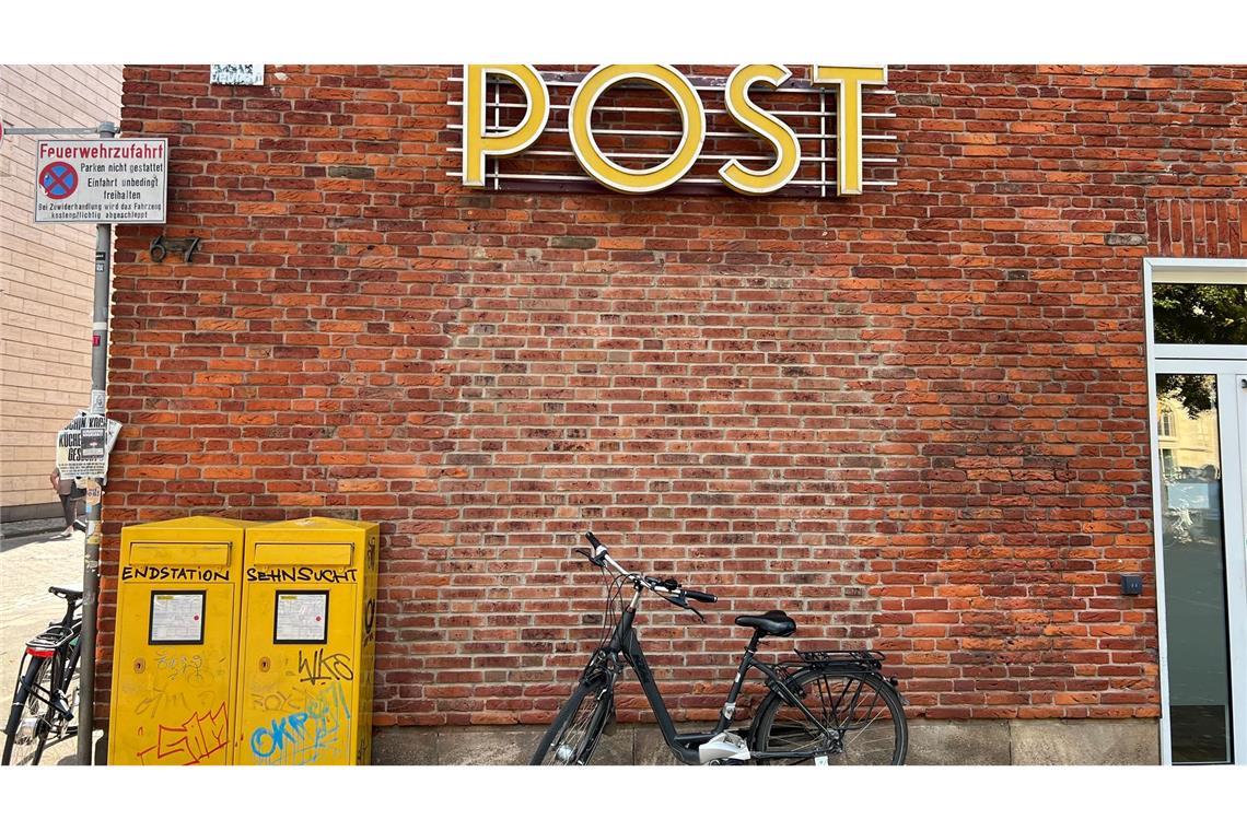 Ein Fahrrad steht vor einer Filiale der Postbank, die als Postfiliale fungiert. Anderswo in Deutschland gibt es keine Postfilialen, obwohl es sie einer staatlichen Vorschrift zufolge geben müsste.