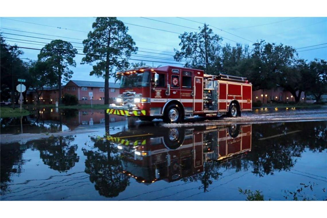 Ein Fahrzeug der Feuerwehr fährt durch St. Petersburg in Florida.